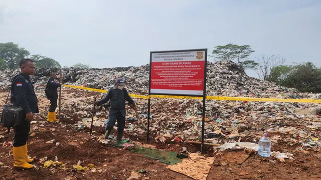 KLH menyegel TPA liar Limo yang melakukan pembakaran sampah dan menyebabkan polusi udara di wilayah Limo, Depok.