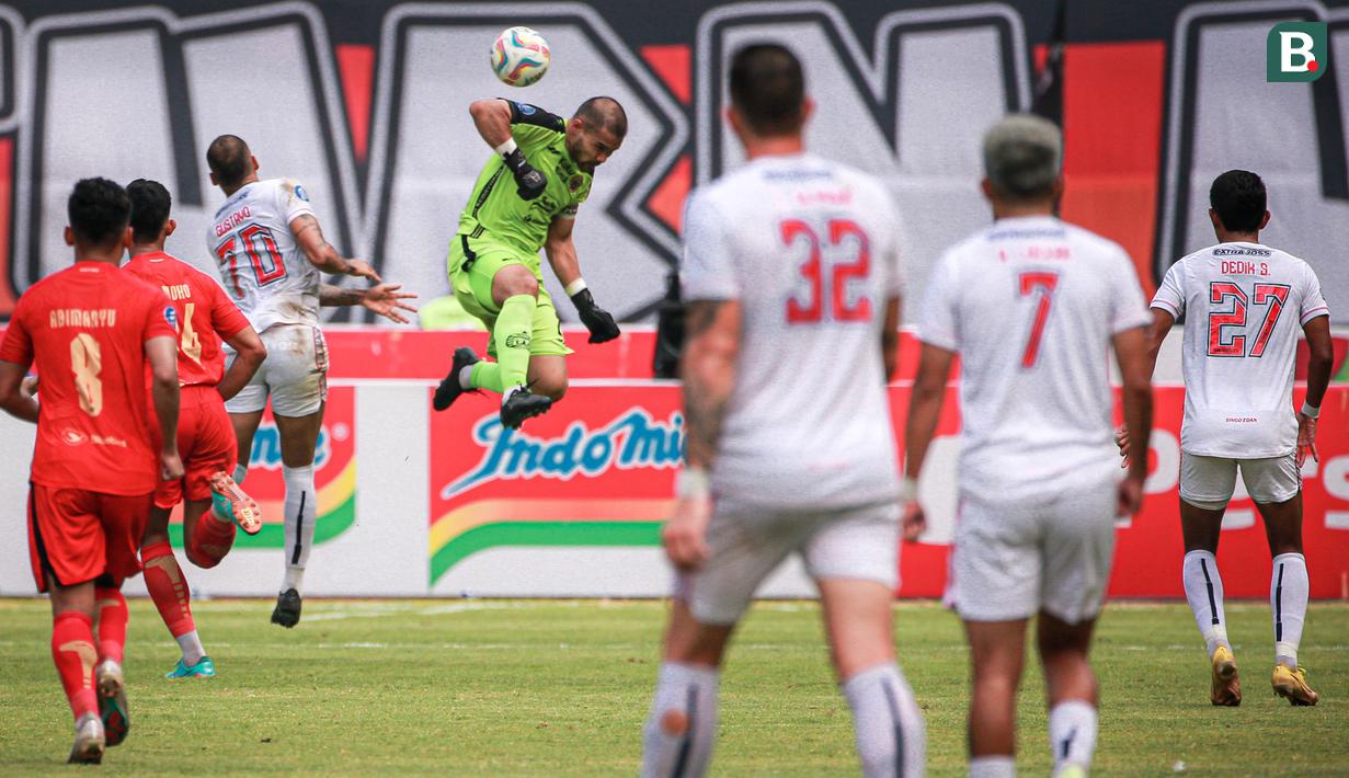 <p>Penjaga gawang Persija Jakarta, Andritany Ardhiyasa (tengah),&nbsp;berebut bola dengan Arema FC,&nbsp;Gustavo Almeida, dalam pertandingan pekan kesembilan BRI Liga 1 2023/2024 yang berlangsung di Stadion Patriot Candra Bhaga, Bekasi, Minggu (20/9/2023). (Bola.com/Bagaskara Lazuardi)</p>