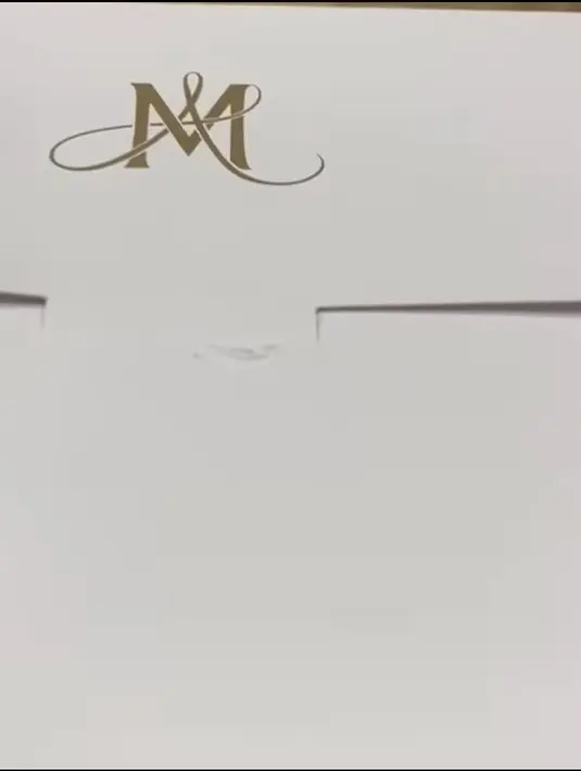 Lalu souvenir lainnya, dibungkus rapi berbentuk amplop warna putih yang diberi aksen inisial nama sang pengantin, M & A. [@littleummi.bn]