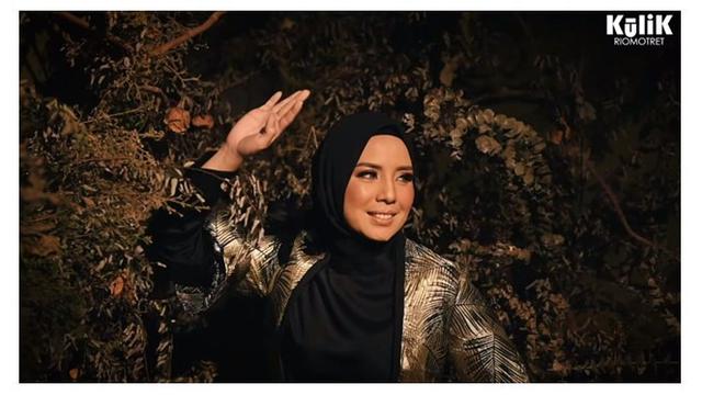 8 Gaya Pemotretan Perdana Tya Ariestya Usai Berhijab, Banjir Pujian