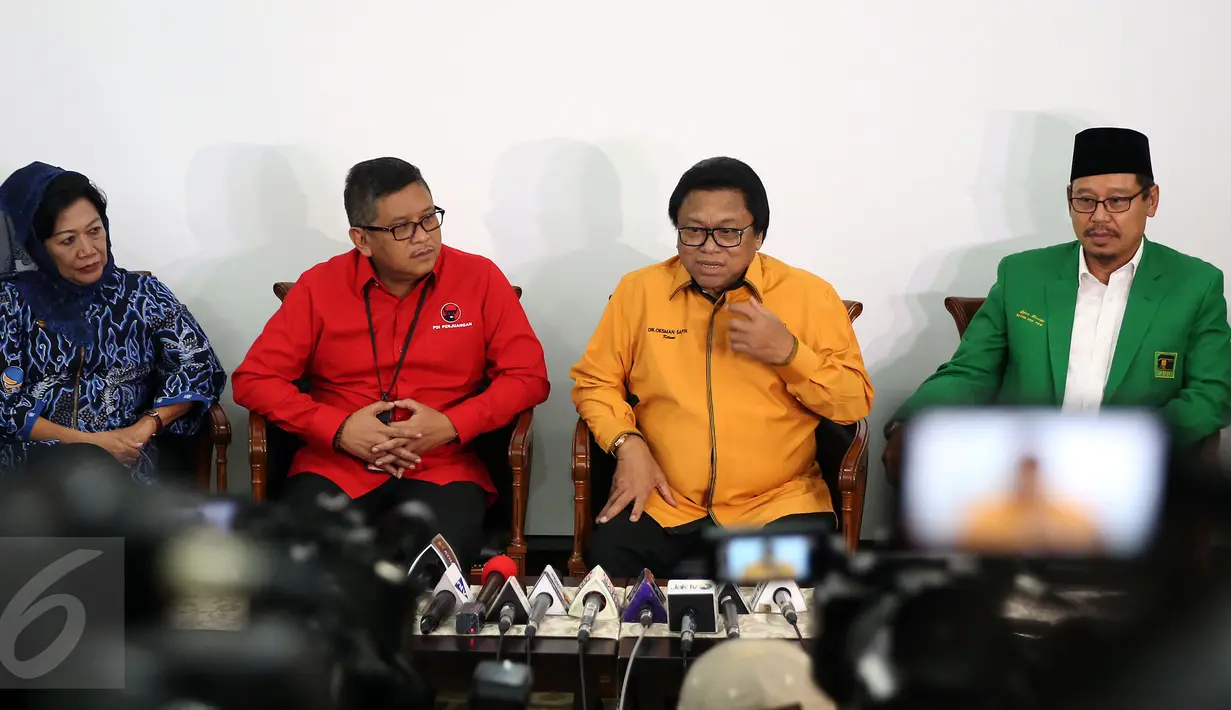 Ketua Umum DPP Hanura Oesman Sapta Odang (kedua kanan) bersama sejumlah petinggi partai-partai pendukung Ahok-Djarot menggelar konferensi pers usai mengadakan pertemuan di Jakarta, Selasa (7/3). (Liputan6.com/Johan Tallo)