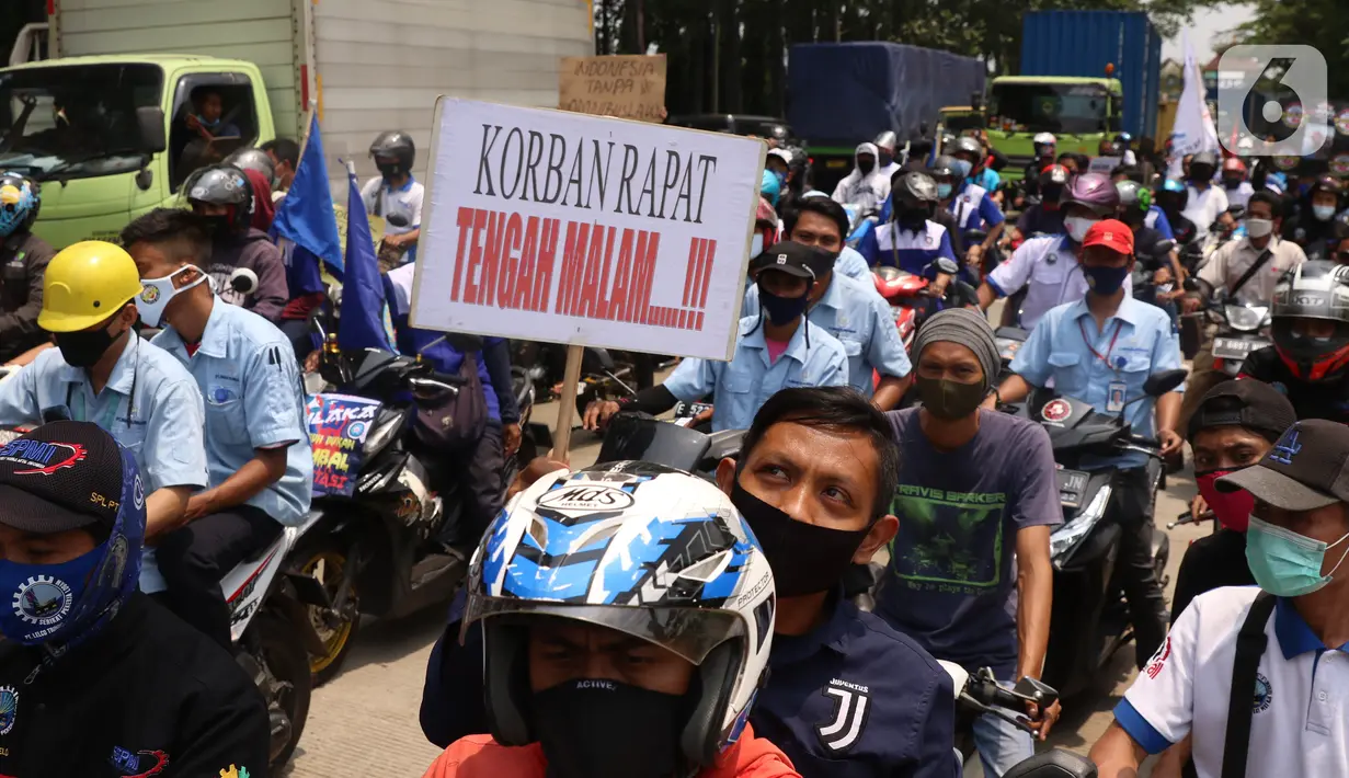 Buruh membawa spanduk saat konvoi di Kota Tangerang, Banten, Selasa (6/10/2020). Dalam aksi tersebut mereka menolak UU Omnibus Law Cipta Kerja yang sudah disahkan oleh DPR RI. (Liputan6.com/Angga Yuniar)