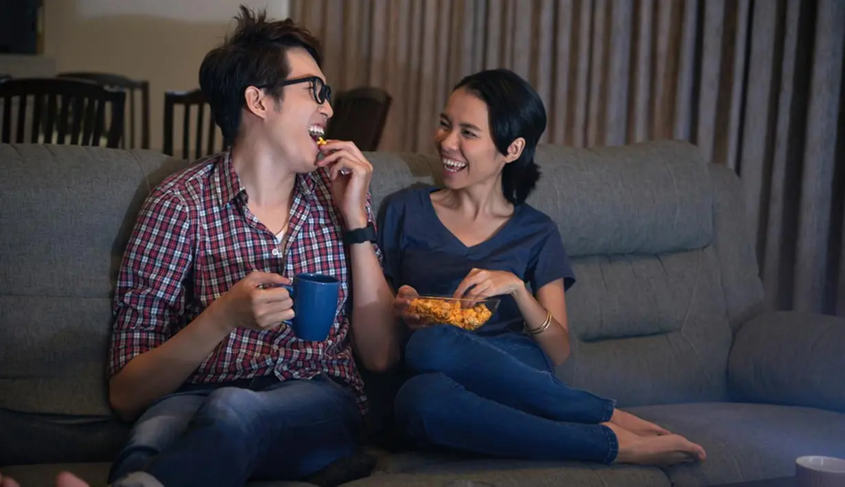 Tidak bisa kencan nonton bioskop di luar? Di rumah saja. Bahkan kita bisa merekam momen manis berdua seperti ini./Copyright shutterstock.com/g/Dragon+Images