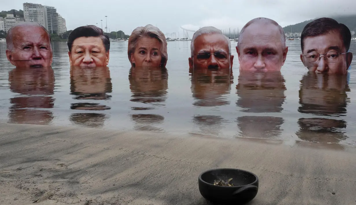 Dari kiri ke kanan, potret raksasa Presiden AS Joe Biden, Presiden Tiongkok Xi Jinping, Presiden Komisi Eropa Ursula von der Leyen, Perdana Menteri India Narendra Modi, Presiden Rusia Vladimir Putin, dan Perdana Menteri Jepang Shigeru Ishiba ditenggelamkan menjelang pelaksanaan Konferensi Tingkat Tinggi (KTT) G20 di Rio de Janeiro, Brasil, pada 16 November 2024. (Pablo PORCIUNCULA/AFP)