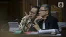 Terdakwa kasus TTPU dan korupsi pengadaan alat kesehatan di Pemprov Banten dan Pemkot Tangerang Selatan Tubagus Chaeri Wardana alias Wawan (kiri) berbincang dengan kuasa hukum saat menjalani sidang lanjutan di Pengadilan Tipikor Jakarta, Senin (20/1/2020). (Liputan6.com/Faizal Fanani)