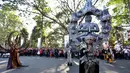 Peserta mengikuti parade Karnaval Kemerdekaan Pesona Parahyangan dalam rangka puncak peringatan HUT ke-72 Kemerdekaan RI di Bandung, Sabtu (26/8). Karnaval ini menghadirkan ribuan manusia dengan menggunakan pakaian adat. (Liputan6.com/Johan Tallo)