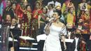Penampilan penyanyi Christie dalam Konser Kebangsaan, Simfoni Insan Perhubungan, Bangkit Maju Bersama di Jakarta, Sabtu (6/8/2022). Acara tersebut diselenggarakan dalam rangka memeriahkan HUT RI ke-77 dan menyambut Hari Perhubungan Nasional ke-52. (Liputan6.com/Herman Zakharia)