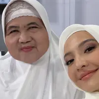 Raline Shah selfie bareng Mama Dedeh. [@ralineshah]