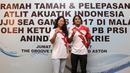 Atlet Renang Indonesia, Gagarin Nathaniel Yus dan    Felicia Angelica saat acara pelepasan tim di Epicentrum, Jakarta, Jumat (11/8/2017). Akuatik diharapkan merebut lima emas pada SEA Games 2017. (Bola.com/Nicklas Hanoatubun)