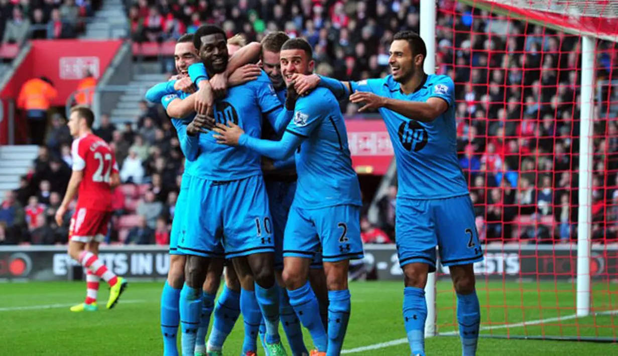 Striker Tottenham Hotspur Emmanuel Adebayor melakukan selebrasi dengan rekan satu timnya setelah berhasil mencetak gol ketiga pada pertandingan sepak bola Liga Inggris antara Southampton vs Tottenham Hotspur di Stadion St Mary, Southampton (22/12/13). (AF