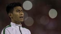 Gelandang Timnas Indonesia, Hanif Sjahbandi, menangis sebelum melawan Vietnam pada laga SEA Games di Stadion MPS, Selangor,Selasa (22/8/2017). Kedua negara bermain imbang 0-0. (Bola.com/Vitalis Yogi Trisna)