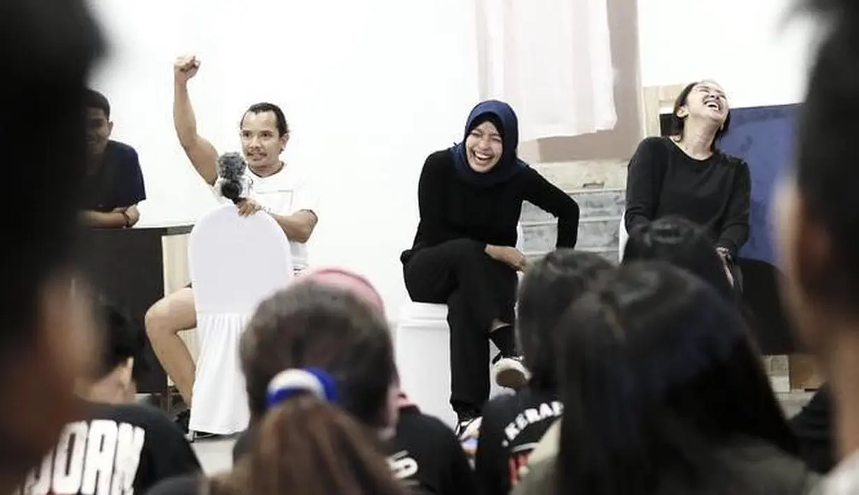 Di beberapa unggahan di akun Instagramnya, terlihat Tantri menggunakan hijabnya. Hal ini terjadi sepertinya setelah  tantric  dan kedua orang tuanya menjalankan ibadah umrah. (Instagram/tantrisyalindri)