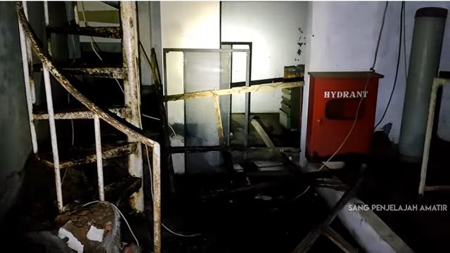 Penampakan Rumah Kosong yang Ditinggalkan 20 Tahun, Isinya Masih Komplet