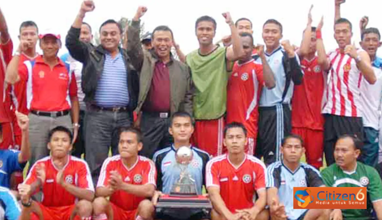 Citizen6, Bandung: Penyerahan piala kepada Tim PS TNI dilakukan oleh Mayor Jenderal Dato Khlir Bin Mohd Nor dari Tentara Diraja Malaysia, yang di dampingi oleh Aspers Panglima TNI Marsekal TNI Bambang Wahyudi. (Pengirim: Pendam III/Siliwangi)