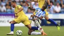 Gelandang Chelsea, Eden Hazard, berusaha melewati pemain Huddersfield Town pada laga Premier League di Stadion John Smith's, Sabtu (11/8/2018). Chelsea menang 3-0 atas Huddersfield Town. (AP/Mike Egerton)