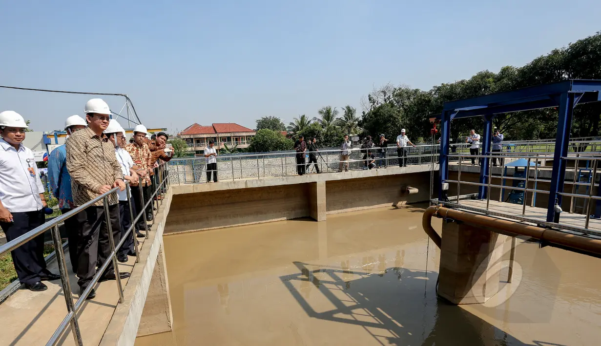 Gubernur DKI Jakarta Basuki T Purnama (Ahok) melihat proses pengolahan lumpur milik PT Aetra Indonesia di Jakarta, Selasa (19/5/2015). Aetra memiliki 2 unit alat pengolahan lumpur, salah satunya berada di Pulogadung, Jakarta. (Liputan6.com/Faizal Fanani)
