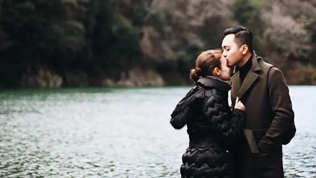 Sudah 9 Tahun Menikah, Ini 6 Potret Romantis Rianti Cartwright dan Suami