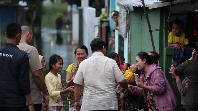 Presiden Prabowo Subianto mengunjungi masyarakat yang terdampak bencana banjir di Kampung Tambun Inpres, Desa Buni Bakti, Kecamatan Babelan, Kabupaten Bekasi.