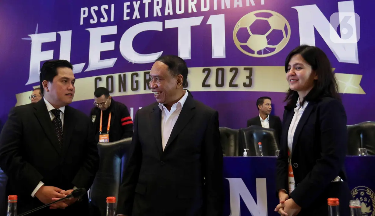 Ketua Umum PSSI periode 2023-2027 Erick Thohir berbincang bersama Wakil Ketua Umum PSSI ll Zainudin Amali dan Wakil Ketua Umum PSSI l Ratu Tisha (kiri ke kanan) saat Kongres Luar Biasa Persatuan Sepak Bola Seluruh Indonesia (KLB PSSI) 2023 di Jakarta, Kamis (16/2/2023). Erick Thohir terpilih menjadi Ketua Umum PSSI periode 2023-2027 menggantikan posisi Mochamad Iriawan yang habis masa jabatannya. (Liputan6.com/Herman Zakharia)