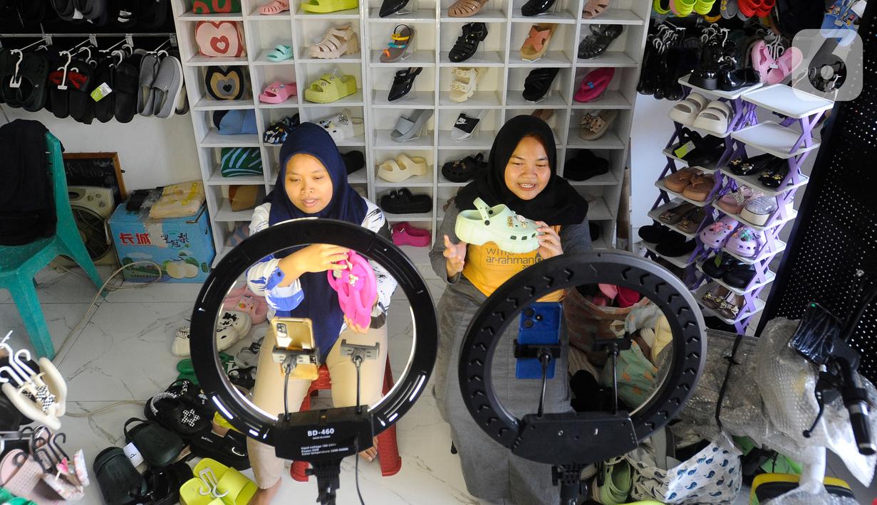 Momen Hari Belanja Online Nasional (Harbolnas) pada 12 Desember 2023 pun dimanfaatkan. TikTok dan Grup GoTo langsung memulai program uji coba bertajuk Kampanye Beli Lokal di aplikasi Tokopedia dan TikTok. (merdeka.com/Arie Basuki)