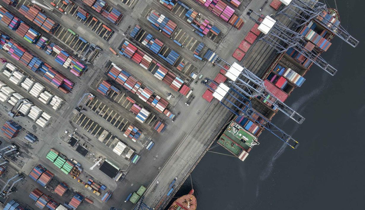 Secara khusus, pada Desember 2025 neraca perdagangan barang Indonesia mencatat surplus sebesar 2,51 miliar dollar AS. Tampak foto udara menunjukkan aktivitas bongkar muat peti kemas di Jakarta International Container Terminal, pada Rabu 4 Februari 2026. (BAY ISMOYO/AFP)
