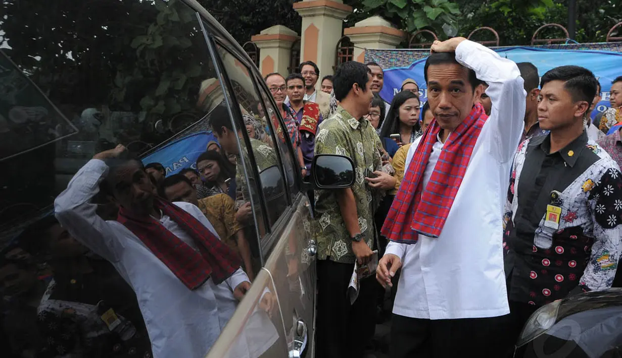 Jokowi tampak mengenakan kemeja putih dan celana berwarna hitam serta sarung yang dikalungkan dilehernya, Jakarta, Jumat (3/10/14). (Liputan6.com/Herman Zakharia)
