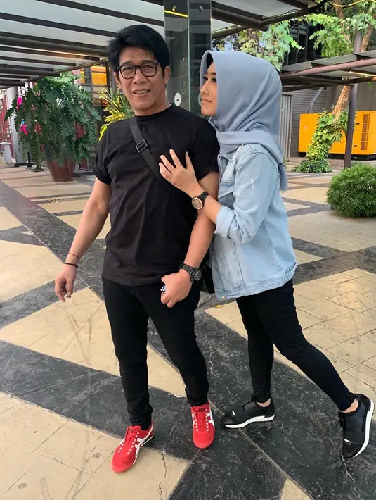 Komedian dan juga pemeran itu menceritakan bahwa sebelumnya sang istri sudah beberapa kali minta di kerok. Kemudian, tiba-tiba sang istri tak bisa bergerak hingga akhirnya di larikan ke rumah sakit. [Instagram/dienz_36]