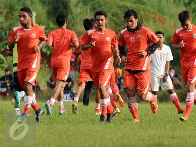  Pemain Persija berlari saat latihan di National Youth Training Centre, Sawangan, Depok, Rabu (17/2/2016). Jelang berlaga di turnamen Piala Bhayangkara 2016, Persija akan menggunakan pelatih asal Brasil, Paulo Camargo. (Liputan6.com/Helmi Fithriansyah)