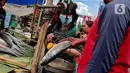 Pedagang menimbang ikan bandeng yang di jual di Rawa Belong, Jakarta, Jumat (20/1/2023). Penjual bandeng musiman ini menjual daganganya jelang perayaan Imlek yang dijual dengan harga mulai dari Rp. 50.000 hingga Rp. 90.000 per kilonya. (Liputan6.com/Angga Yuniar)