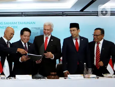 (Ki-Ka) Wakil Direktur Utama 2 PT Bank Syariah Indonesia Tbk (BSI) Abdullah Firman Wibowo, Wakil Dirut 1 BSI Ngatari, Direktur Utama BSI Hery Gunardi, Komisaris Utama BSI Adiwarman Azwar Karim, Wakil Komisaris Utama BSI Muhammad Zainul Majdi dan Komisaris Independen BSI Komaruddin Hidayat pada berbincang Rapat Umum Pemegang Saham Tahunan (RUPST) PT Bank Syariah Indonesia Tbk di Jakarta (27/05/2022). (Liputan6.com/HO/BSI)