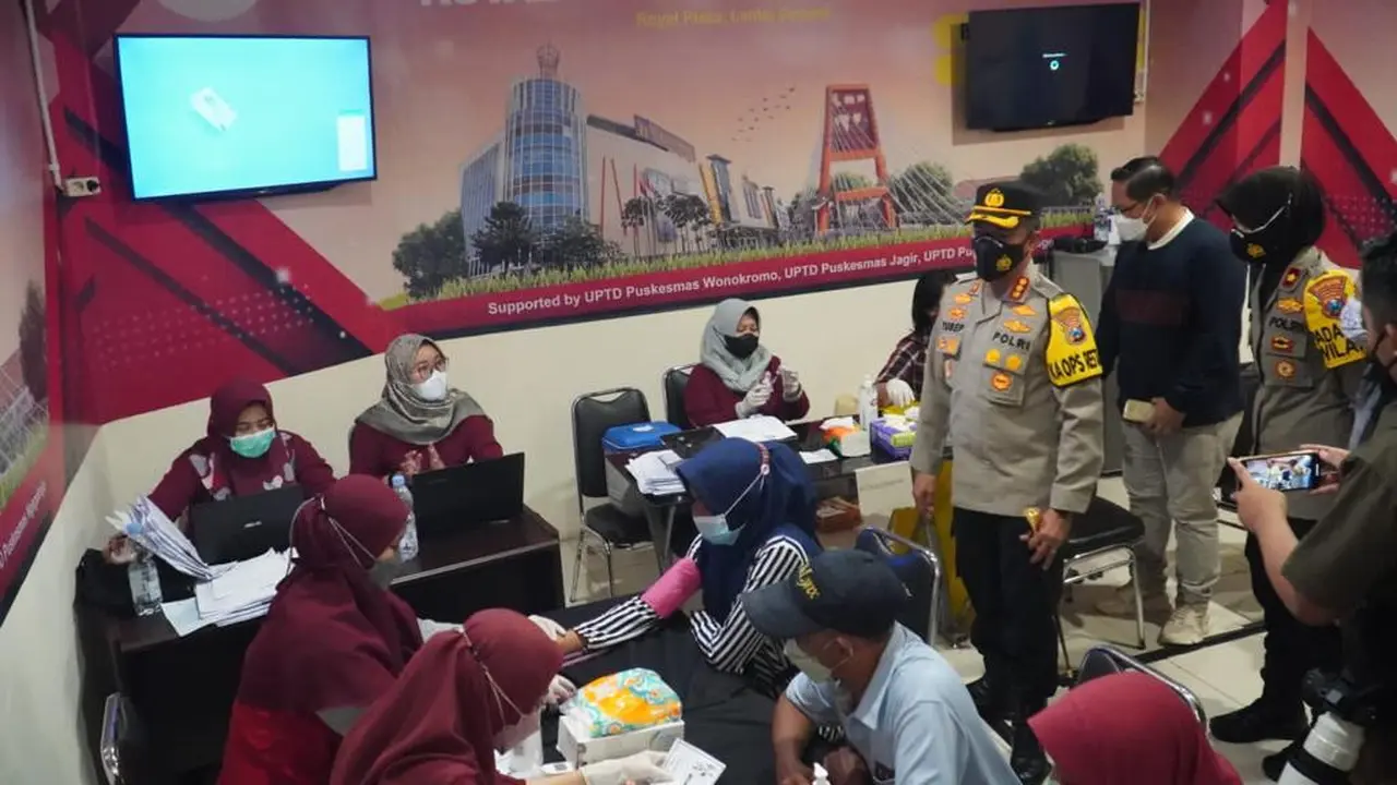 Kapolrestabes Surabaya Kombes Pol Akhmad Yusep Gunawan saat meninjau vaksinasi di Royal Plaza Surabaya. (Dian Kurniawan/Liputan6.com)