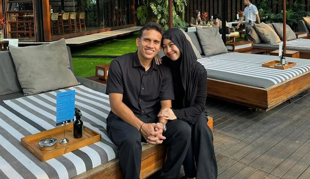 Meski sudah menikah, tak dipungkiri jika kebersamaan Adiba Khanza dan Egy Maulana ini bak pasangan kekasih. Busana warna hitam selaras yang dikenakannya membuat keduanya makin romantis. Tak hanya fokus pada keromantisan Adiba dan Egy, beberapa netizen memuji paras cantik Adiba. Netizen sebut jika ada yang mengatakan Adiba berusia 18 tahun tetap banyak yang percaya. (Liputan6.com.IG/@egymaulanavikri)