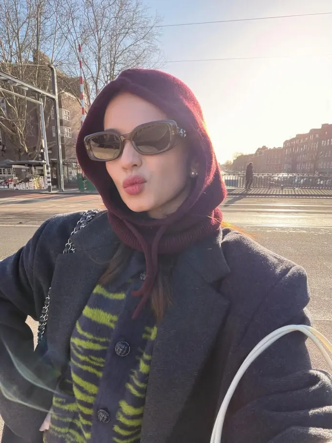 Deretan Gaya Stylish Enzy Storia Pakai Topi Hoodie Saat Liburan di Paris