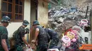 Citizen6, Nusaniwe: Batalyon Marinir Pertahanan (Yonmarhanlan) IX Ambon mengerahkan prajuritnya untuk membantu korban bencana longsor di Batu Gantung, Kelurahan Kudamati, Kecamatan Nusaniwe, Ambon, Selasa (29/5). (Pengirim: Marinir)