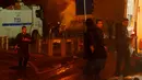 Kepanikan warga setempat setelah terjadi ledakan bom di dekat stadion sepak bola di Istanbul, Turki, Sabtu (10/12). Dua bom meledak dalam kurun waktu kurang dari satu menit yang menyebabkan 29 orang tewas dan 166 terluka. (Reuters/Murad Sezer)