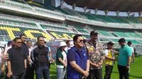 Ketua Umum PSSI Erick Thohir saat mengecek kesiapan Stadion GBT Surabaya. (Dian Kurniawan/Liputan6.com)