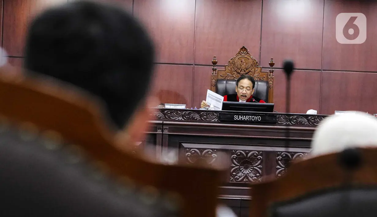 Dalam permohonannya, Denny Indrayana dan Zainal Arifin Mochtar menilai kehadiran Pasal 169 huruf q UU Pemilu sebagaimana dimaknai Putusan MK 90 adalah bentuk pelembagaan dinasti politik yang bertentangan dengan Pasal 1 ayat (1) UUD 1945. (Liputan6.com/Angga Yuniar)