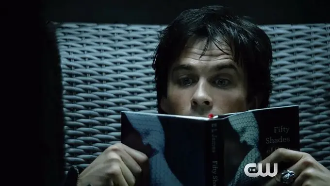 [Bintang] Ian Somerhalder Nikmati Novel Fifty Shades of Grey