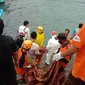 Tim SAR gabungan mengevakuasi nelayan korban tenggelam di perairan Pantai Jayanti, Kabupaten Cianjur, Sabtu (7/11/2020). (Foto: Basarnas)