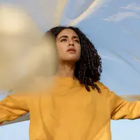 Wanita yang sedang menikmati udara alam (Foto: Freepik/freepik).