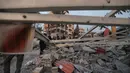 Serangan ini memicu kepanikan warga dan menambah panjang daftar pelanggaran yang dilakukan Israel terhadap gencatan senjata yang ada. Tampak dalam foto, orang-orang memeriksa lokasi bangunan yang hancur akibat serangan udara Israel di desa Teir Debba, Lebanon Selatan, Kamis 6 November 2025. (AP Photo/Mohammad Zaatari)