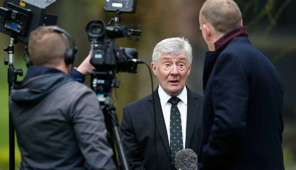 Wali Kota Greater Manchester, Komisaris Polisi, Tony Lloyd memberikan keterangan pers di Manchester, Inggris, (16/5).  Alat tersebut tak sengaja tertinggal saat digelar latihan anti teror beberapa waktu lalu. (REUTERS / Andrew Yates) 