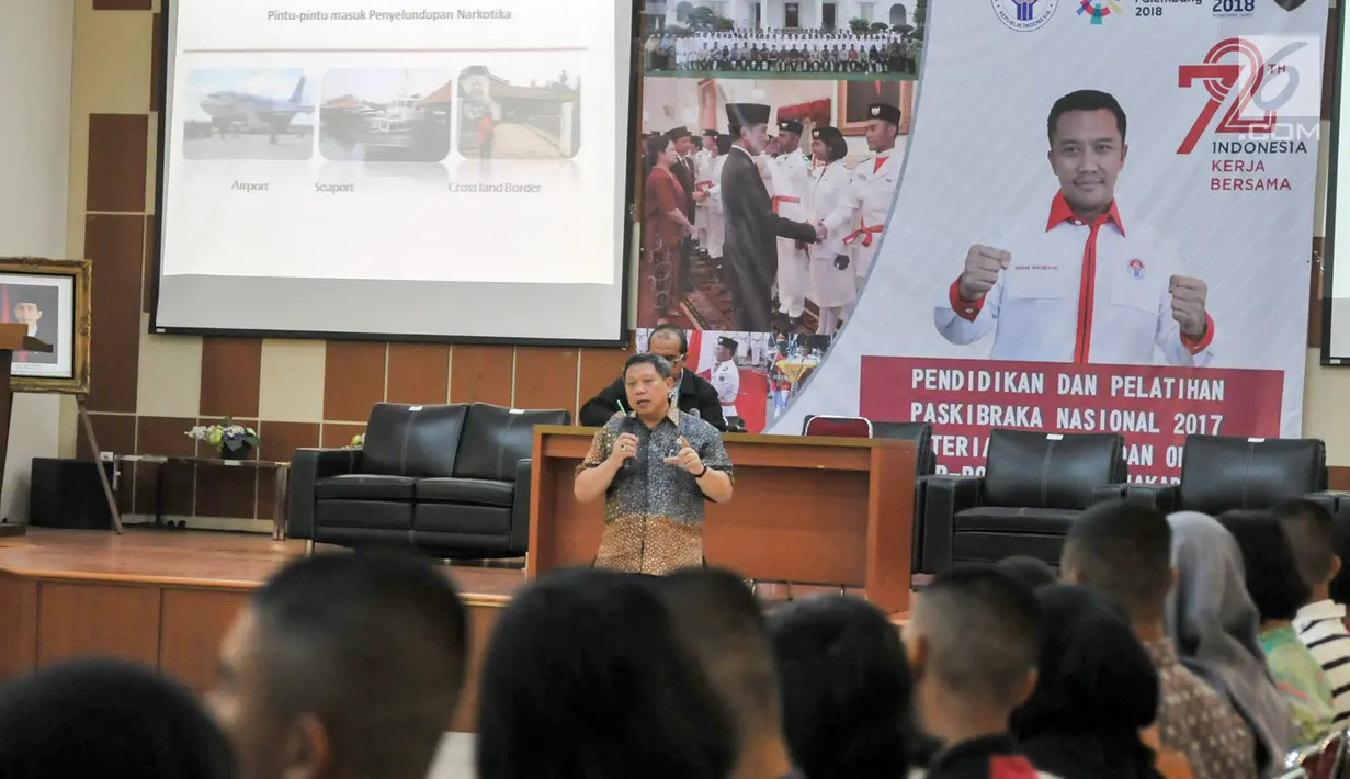 Calon Paskibraka mendengarkan penjelasan bahaya narkoba di kalangan anak muda di PPPON, Cibubur, Jakarta, Selasa (8/8). BNN ajak calon Paskibraka 2017 menjauhi narkoba dan sosialisasikan pencegahan bahaya HIV dan narkotika. (Liputan6.com/Yoppy Renato)
