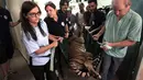 Seekor harimau bernama Laziz tengah dibawa untuk diperiksa di rumah sakit hewan Universitas Hebrew, Israel (24/08). Harimau terakhir di Jalur Gaza ditemukan ketika konflik perang Israel Palestina. (AFP PHOTO/Menahem Kahana)