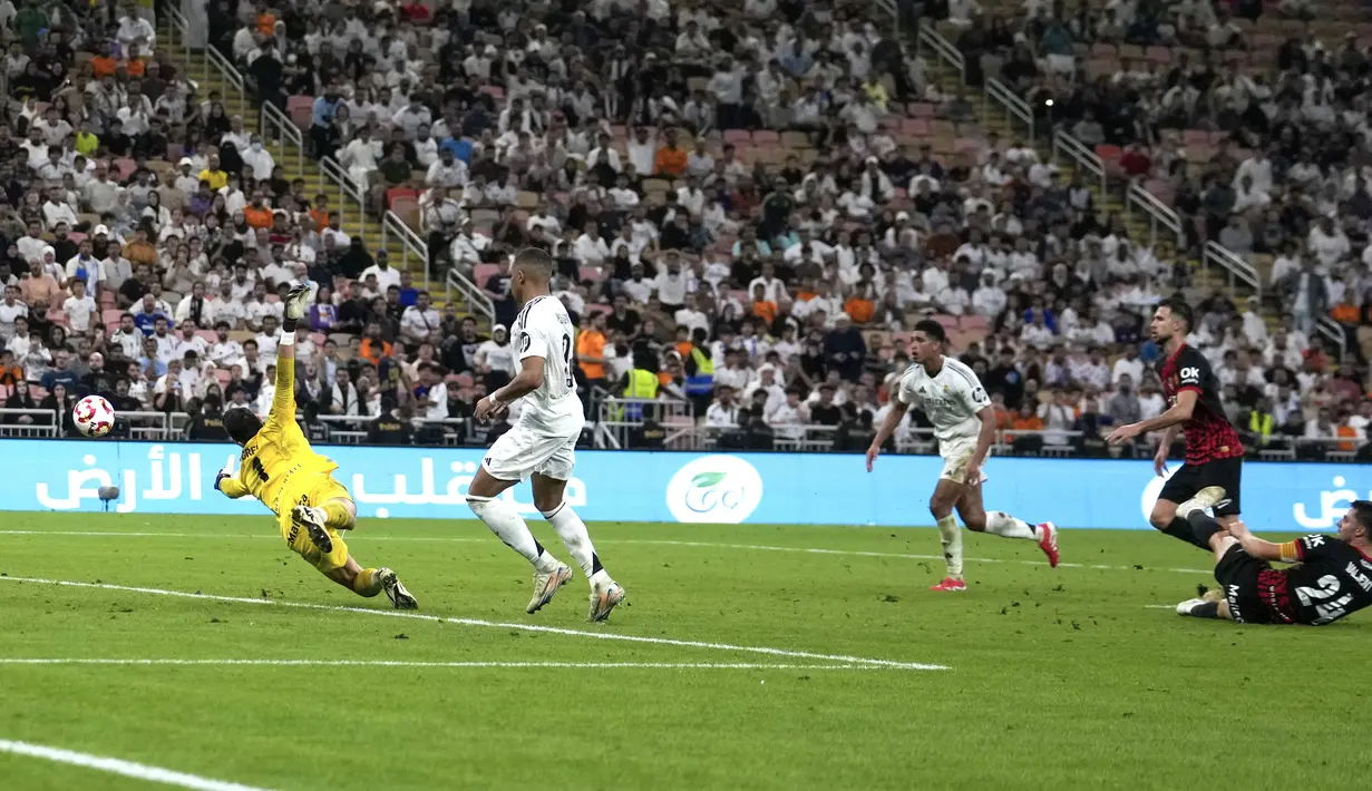 Tiga gol kemenangan Real Madrid atas Mallorca seluruhnya tercipta di babak kedua, masing-masing lewat aksi Jude Bellingham, bunuh diri Martin Valjent, dan Rodrygo. (AP Photo/Altaf Qadri)