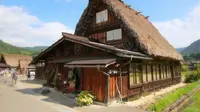 Gassho zukuri, penginapan bergaya arsitektur tradisional Jepang yang berada di area Shirakawa-go. (dok. Instagram @yuu_oki/https://www.instagram.com/yuu_oki/?hl=en/Dinny Mutiah)