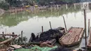 Sisa keramba milik warga terlihat di Situ Rawa Kalong, Cimanggis, Depok, Jawa Barat, Selasa (27/8/2019). Pemerintah Provinsi Jawa Barat mulai merevitalisasi kawasan Situ Rawa Kalong yang memiliki luas lebih kurang 8,25 hektar dengan anggaran sebesar Rp40 miliar. (Liputan6.com/Helmi Fithriansyah)