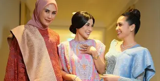 Kedua adik Raffi Ahmad, Syahnaz Sadiqah, Nisya Ahmad, dan istrinya Nagita Slavina di acara resepsi pernikahan Putri Zulhas dan Zumi Zola. Ketiga memilih mengenakan pakaian dari desainer lokal. [@wanda_haraa]