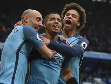 Penyerang Manchester City, Gabriel Jesus (tengah) melakukan selebrasi usai mencetak gol ke duanya gawang Swansea City pada lanjutan liga Inggris di Stadion Etihad, Manchester (6/2). City menang atas Swansea dengan skor 2-1.  (AFP Photo / Paul Ellis)