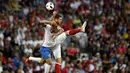 Pemain Rusia, Vasily Berezutskiy (kiri) berduel udara dengan pemain Wales, Sam Vokes pada laga grup B Euro cup 2016 di Stadion Municipal, Toulouse, Selasa (21/6/2016) dini hari WIB. Wales menang 3-0. (AFP/Martin Bureau)